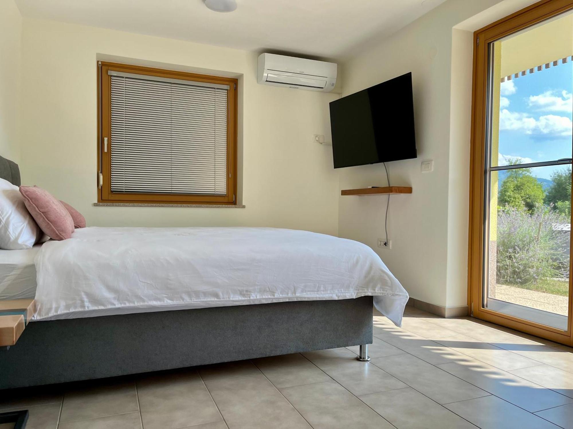 Cozy & Chic - Apartment With A Private Patio Kobarid Εξωτερικό φωτογραφία